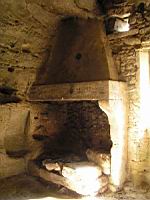 Vaucluse, Bollene, Site troglodyte de Barry, Cheminee (02)